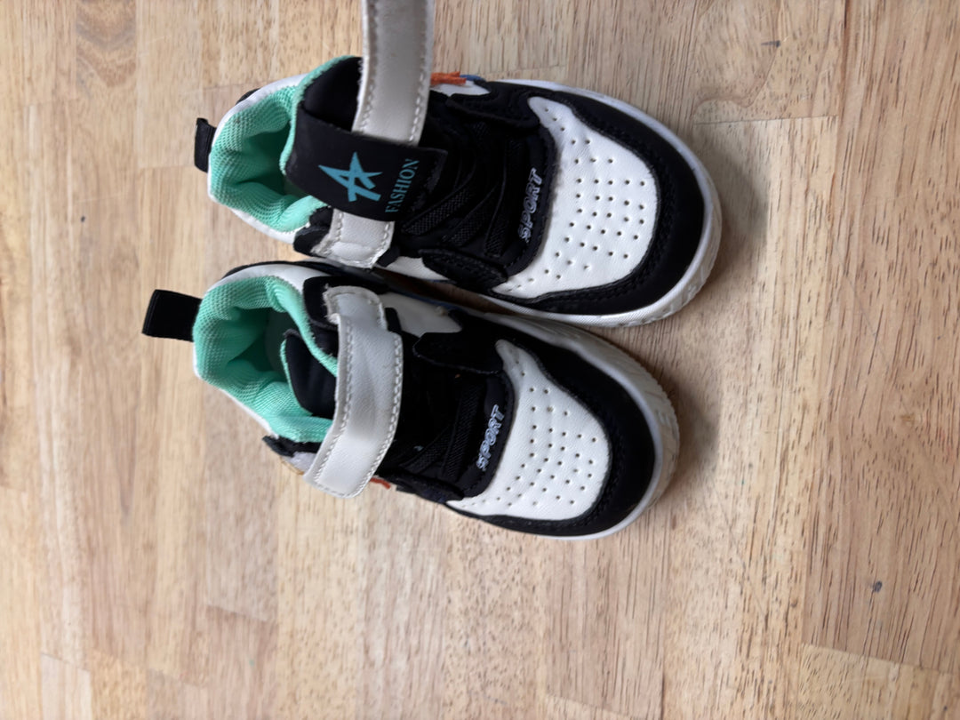 Fashion Sneakers – Size 23