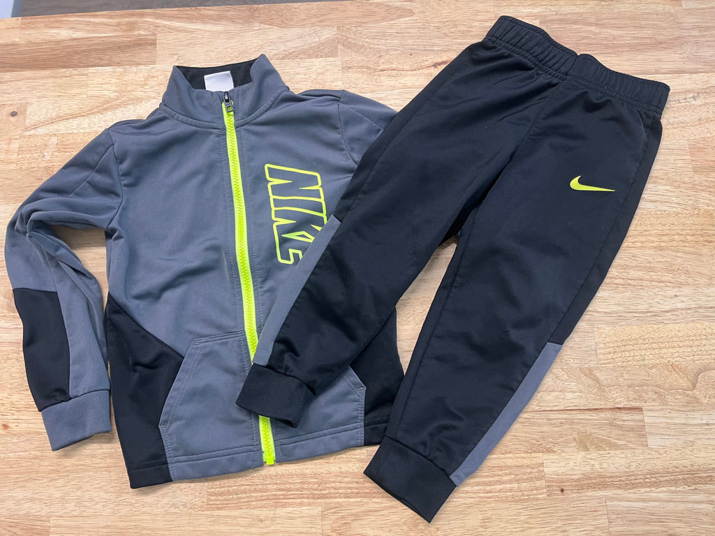 Nike Two-Piece Set – 4T | Grey & Neon Green