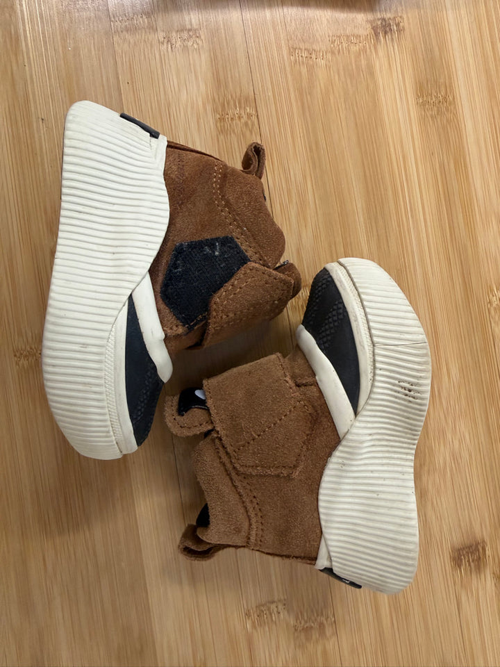 Sorel Out N About IV Strap Toddler Boot – 5 | Taffy Black Waterproof