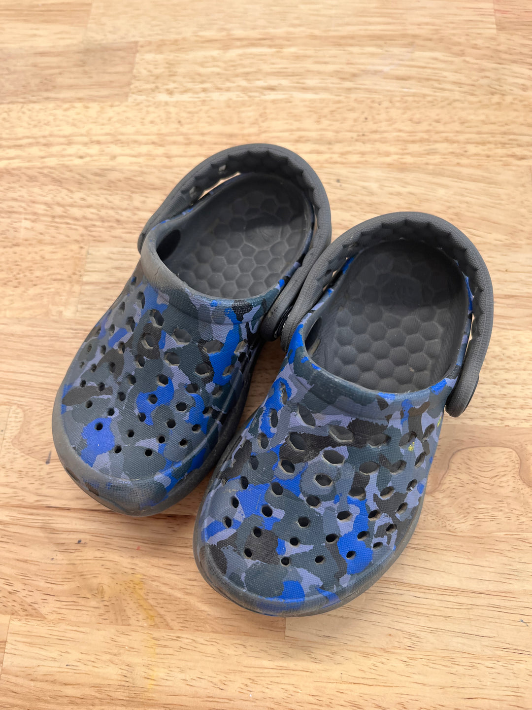 Joybees Size 6/7 Clog Shoes – Blue Camo