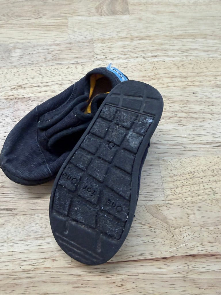 TOMS Slip - On Canvas Shoes – 7 | Black | Play - Nest and Sprout - Consignment