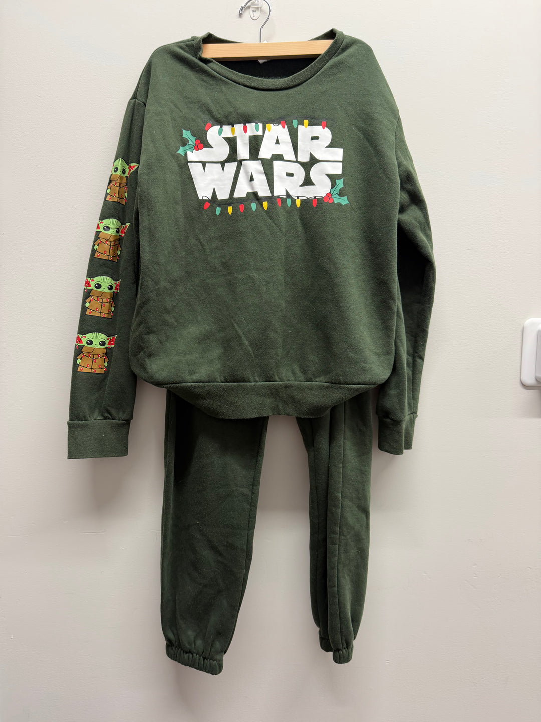 Star Wars Christmas Two-Piece Jogger Set – M | Adult Sweatpants & Sweatshirt | Holiday