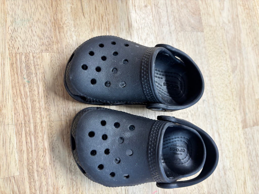 Crocs Classic Clogs – 5/6