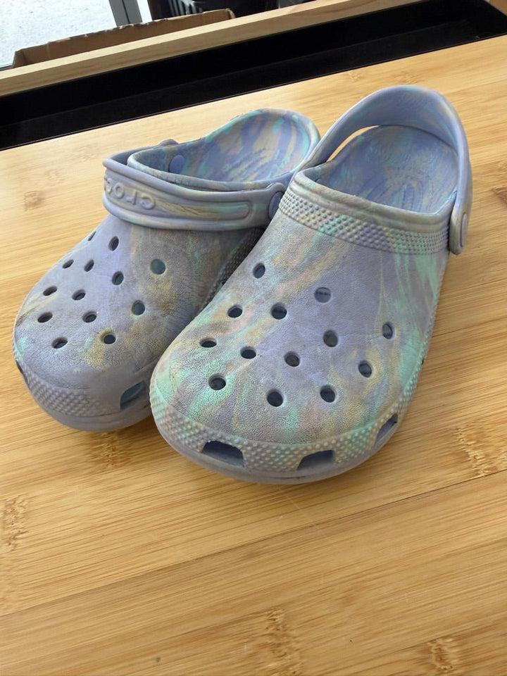 Crocs – Junior 2 (EU 33) | Purple & Light Blue Swirl - Nest and Sprout-Consignment
