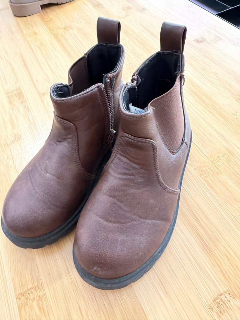 Daclay Chelsea Boots – 30 | Dark Oak Side Zipper | Play