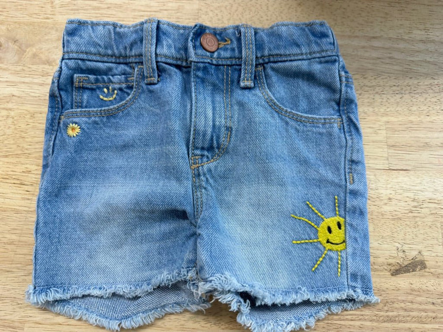 Old Navy Raw Edge Sunshine Denim Shorts – 2T | Light Wash - Nest and Sprout-Consignment