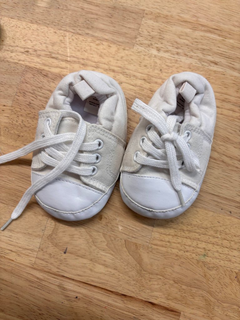 Infant White Crib Shoes ‚Soft Sole - Nest and Sprout - Consignment