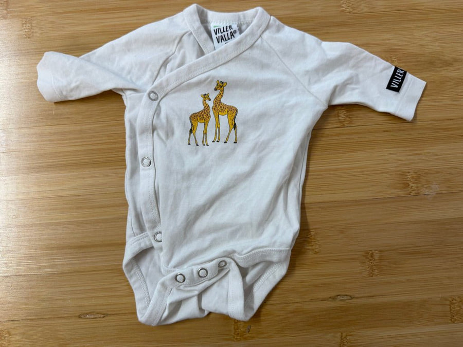 Villervalla Kimono Bodysuit – 44 (Preemie) | White Giraffe Long Sleeve Snap - Nest and Sprout-Consignment