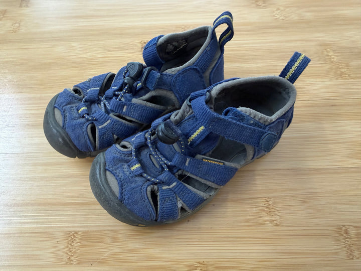 Keen Closed-Toe Sandals – 9
