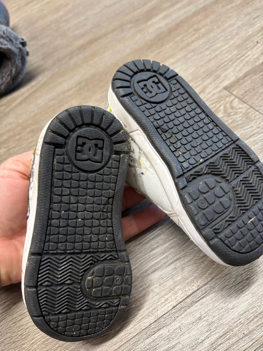 DC White Green Black Sneakers | Size 6