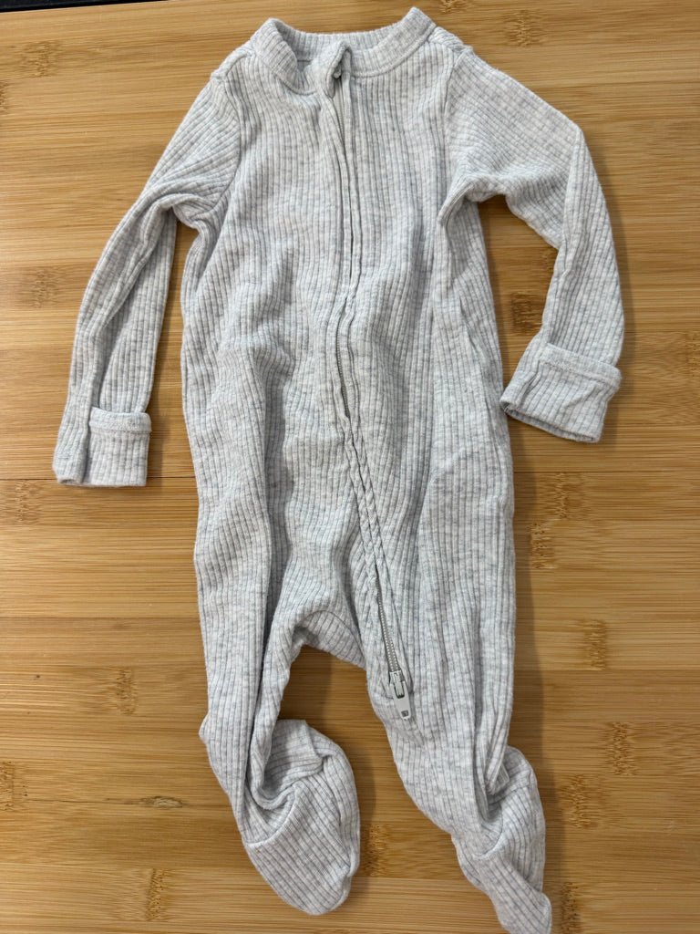 Old Navy Ribbed Footed Sleeper – Newborn | Grey Two-Way Zip - Nest and Sprout-Consignment