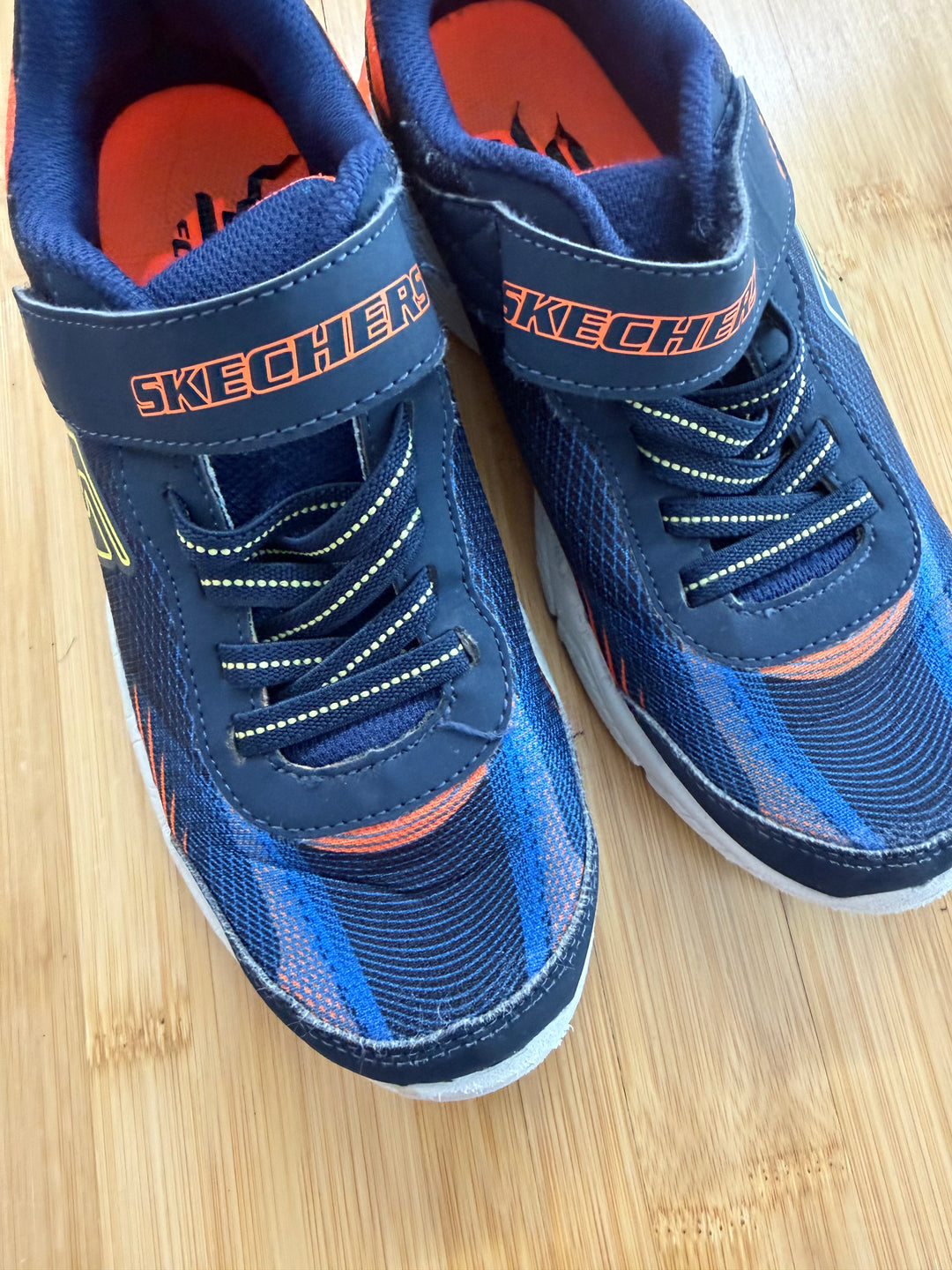 Skechers Runners – Youth 4 | Orange & Navy