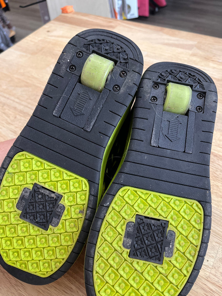 XDH Shoes – Size 40 Black & Green Wheel Style