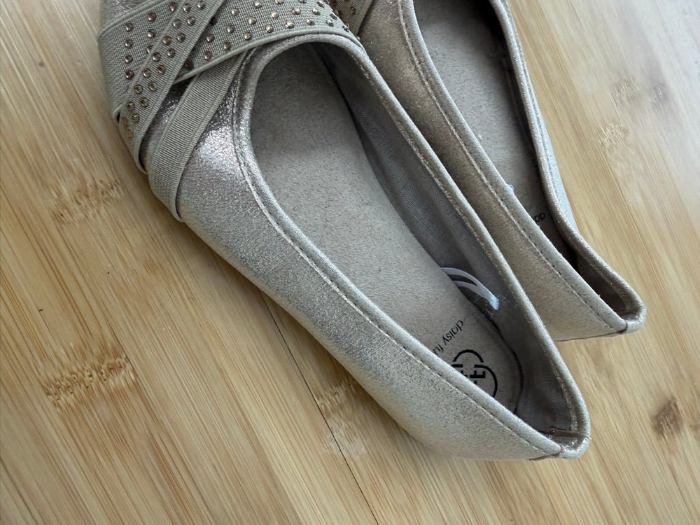 Daisy Fuentes Ballet Flats – Youth 1 (EU 32) | Gold Decorative Toe Excellent - Nest and Sprout-Consignment