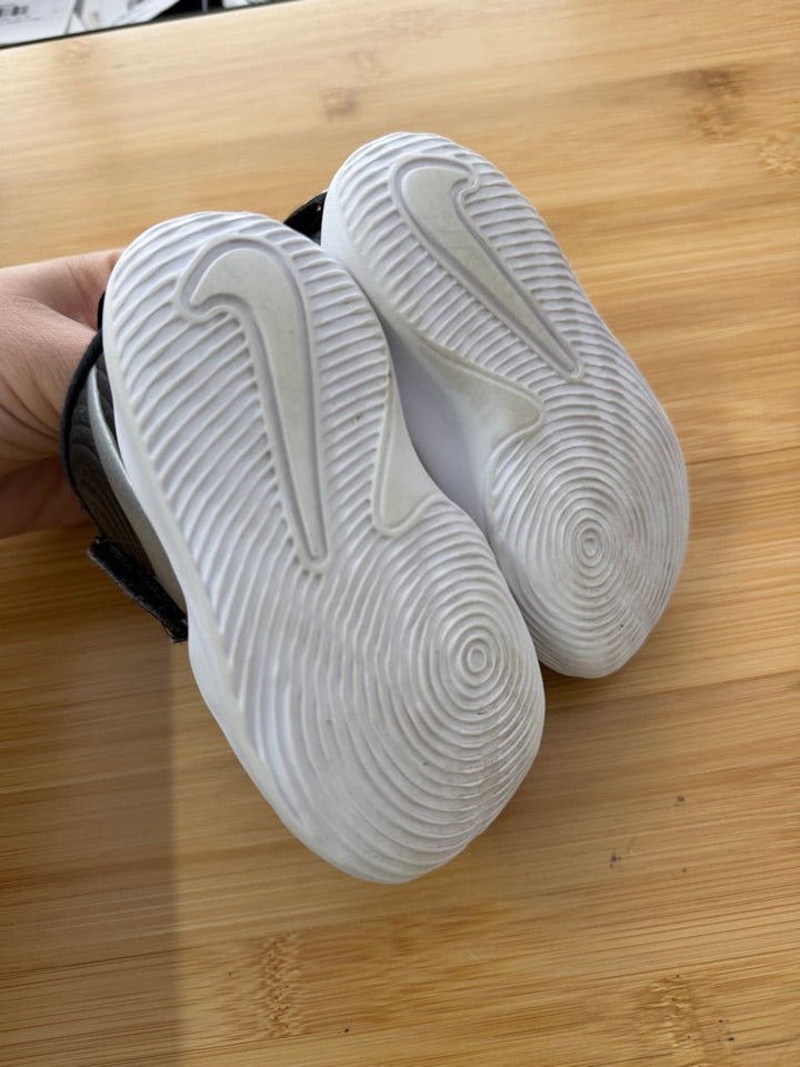 Nike Team Hustle Velcro Sneakers – 5 | Play - Nest and Sprout-Consignment