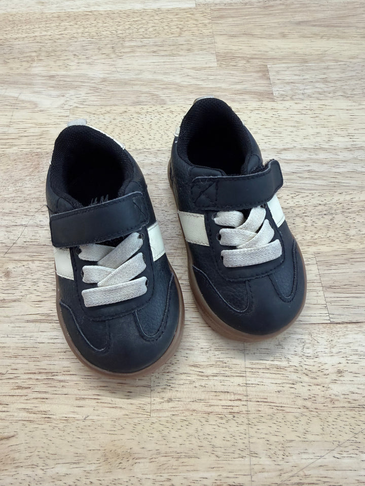 H&M Velcro Shoe – 18/19 | Black Great Used