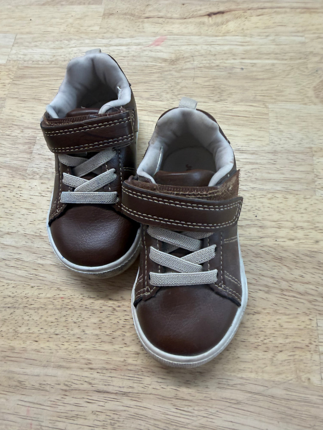 Joe Fresh Chestnut Velcro Sneaker – 6 | Play