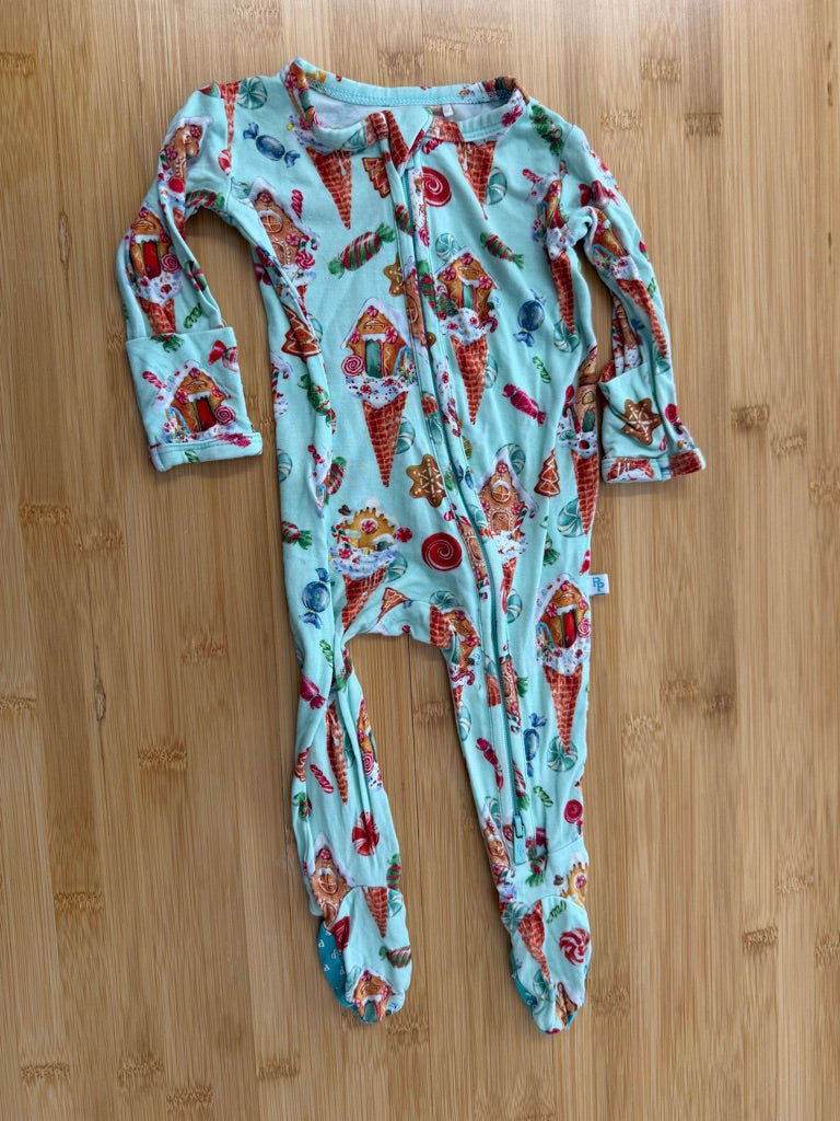 Posh Peanut Footed Sleeper – 0–3M | Mint Gingerbread House Allover Print - Nest and Sprout-Consignment