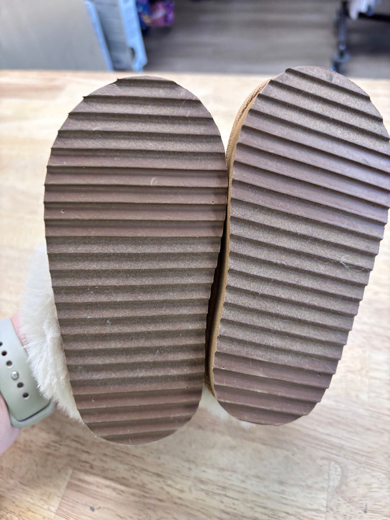 Children’s Place Fleece Slippers Size 6/7