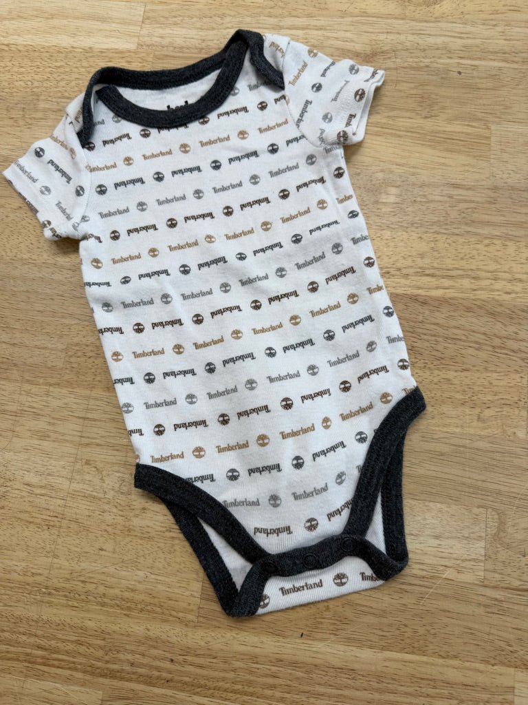 Timberland Bodysuit – 3–6M | Text Print Short Sleeve - Nest and Sprout - Consignment
