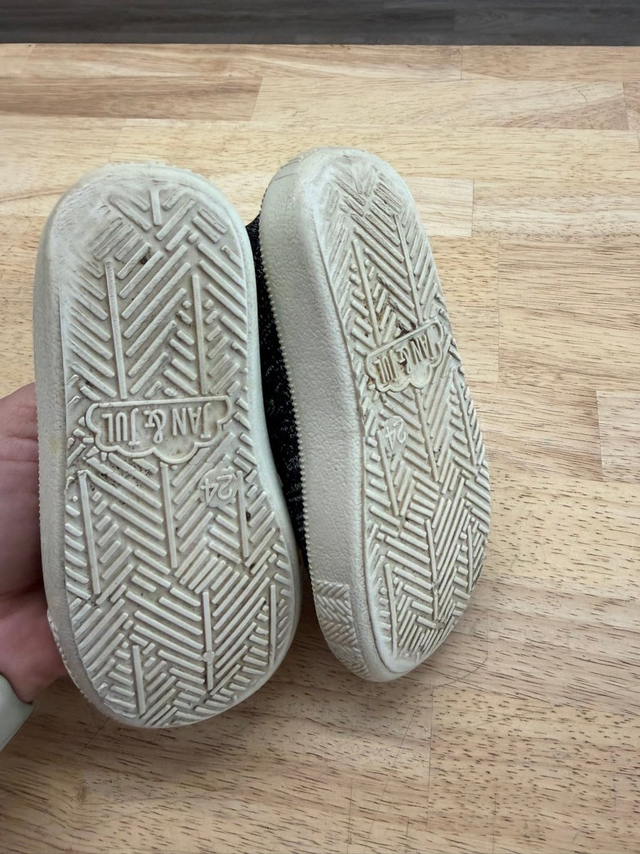 Jan & Jul Explorer Knit Shoes – EU 24 (US 8) | Black - Nest and Sprout-Consignment