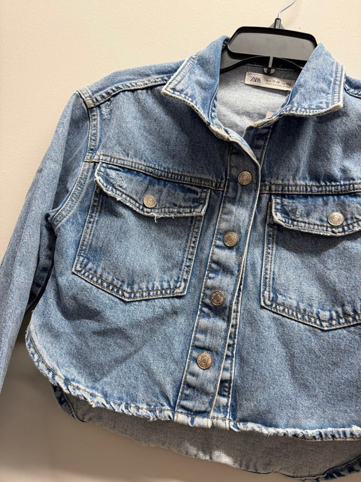 Zara Distressed Hem Denim Jacket – 11/12 | Snap-Up - Nest and Sprout-Consignment