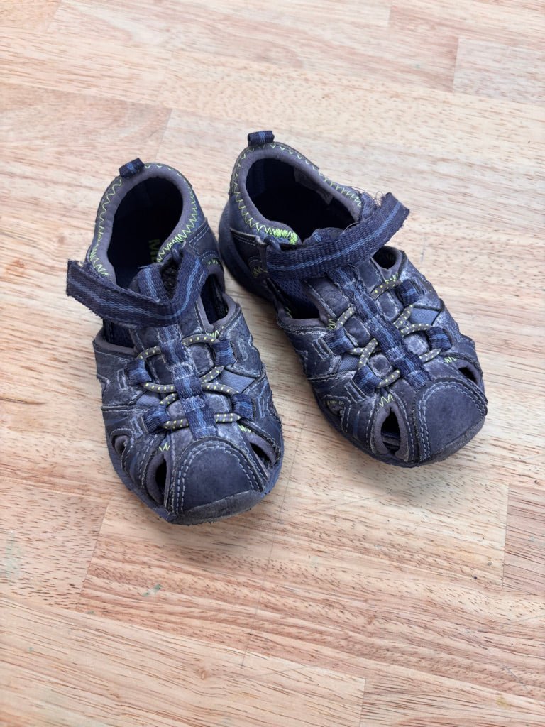 Merrell Size 6 Sandals imperfect, dirty - Nest and Sprout - Consignment