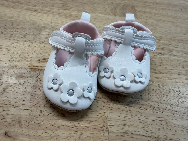 Joe Fresh Moccasins – 1 | White Floral - Nest and Sprout - Consignment