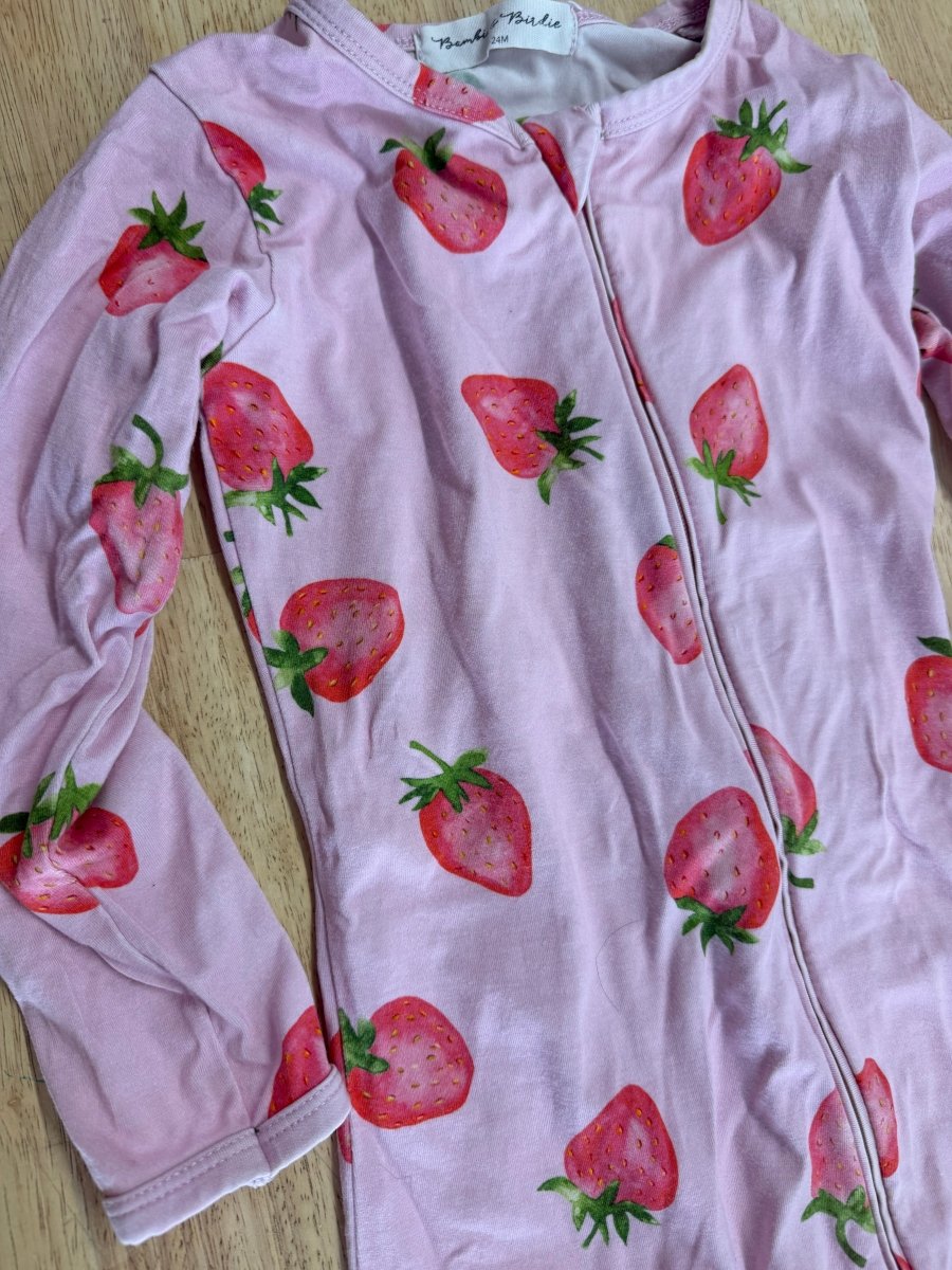 Bambi and Birdie Footless Sleeper – 18-24 Months | Strawberry Print - Nest and Sprout-Consignment
