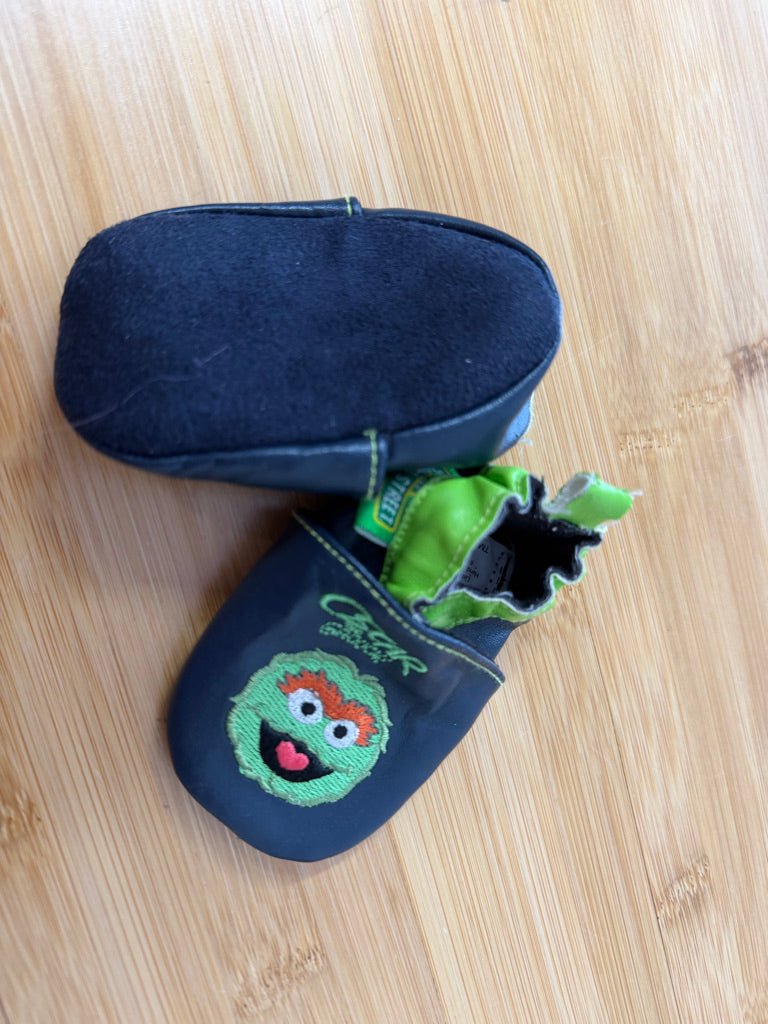 Sesame Street Oscar the Grouch Moccasins – 0–6M | Like New