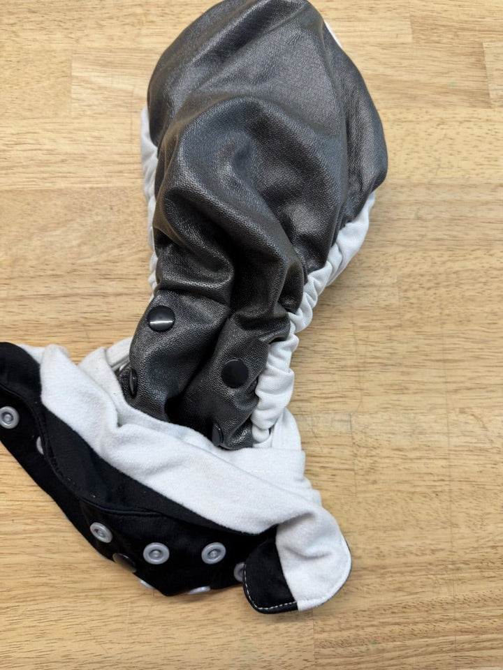 Funky Fluff Pocket Diaper – One Size | Black with Suede Inner - Nest and Sprout - Consignment