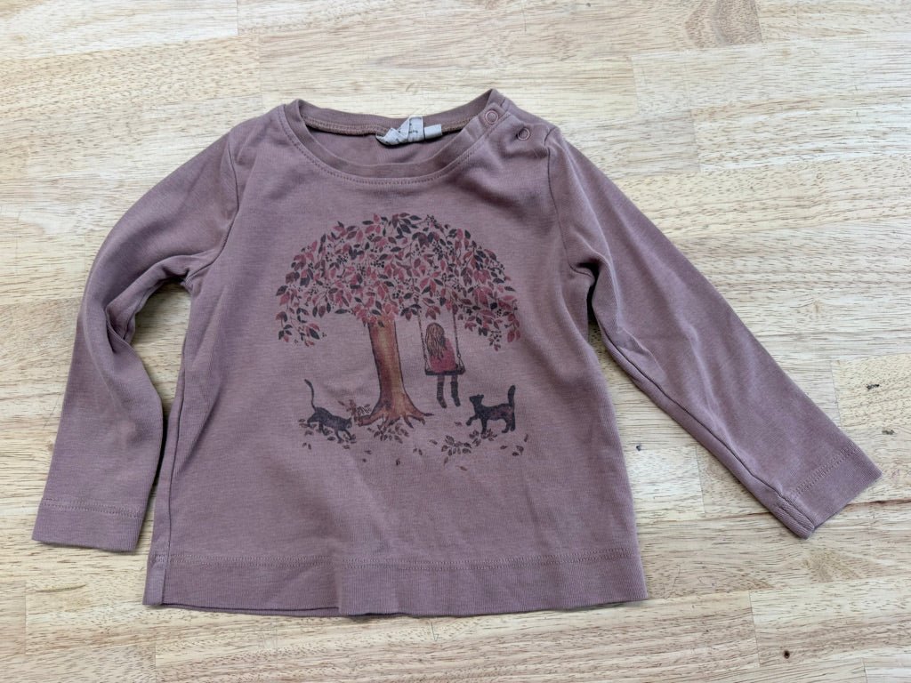 Wheat Shirt – 18 Months | Dusty Pink | Kid in Tree with Cats Print - Nest and Sprout-Consignment