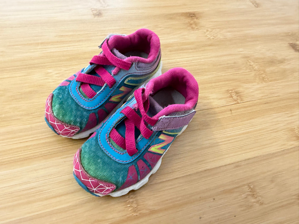 Nike Runners – 6 | Pink Elastic & Velcro | Play