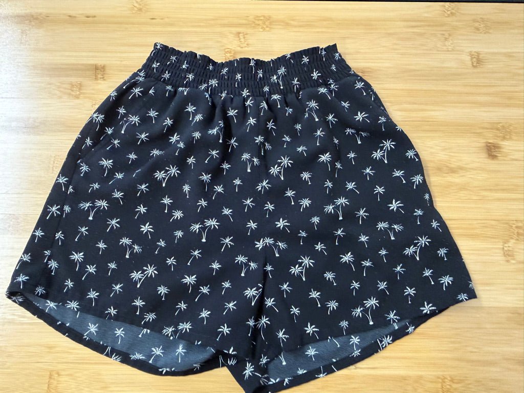 H&M Shorts – 9–10 | Black Palm Tree Polyester - Nest and Sprout - Consignment