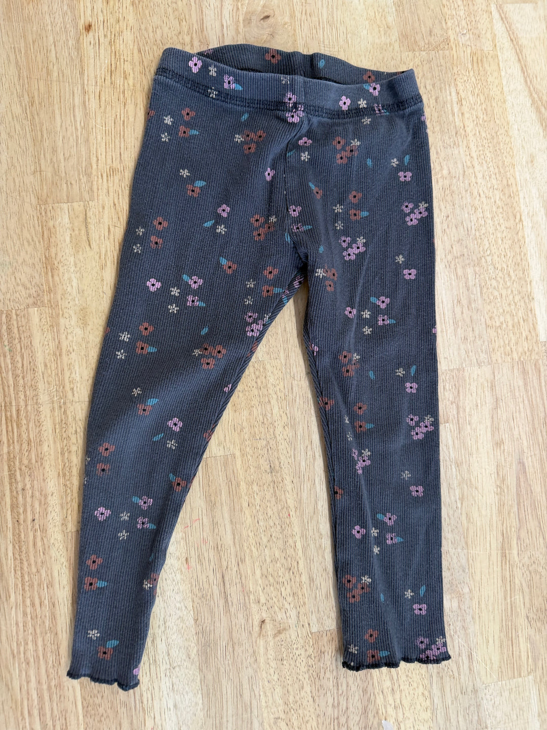 Zara Leggings – 3/4Y | Charcoal Ribbed with Flowers