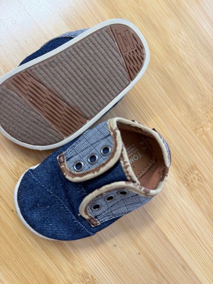 TOMS Sneakers – T4 (Toddler 4) | Play