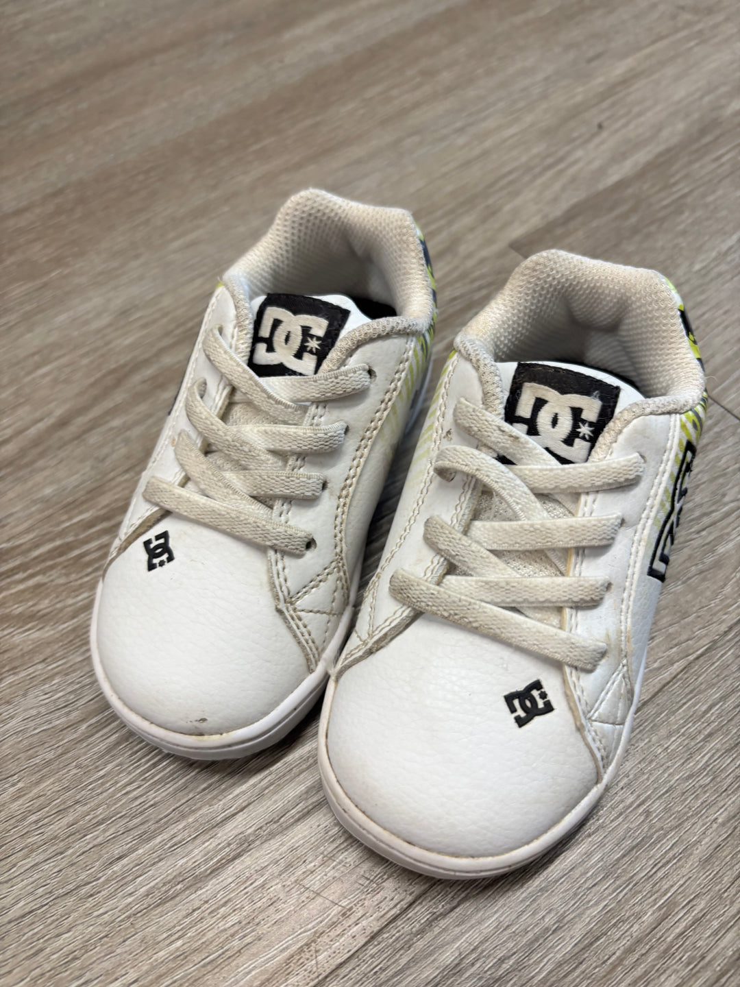 DC White Green Black Sneakers | Size 6