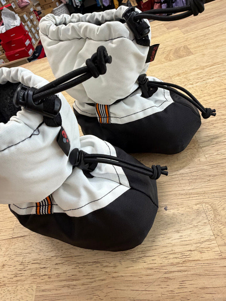 Chic-Chocs Sherpa Booties – 12–18M | White & Black -25°C Excellent