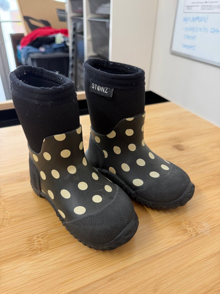 Stonz Insulated Rain Boots – 4 | Black Polka Dot Neoprene Ankle | Play - Nest and Sprout-Consignment