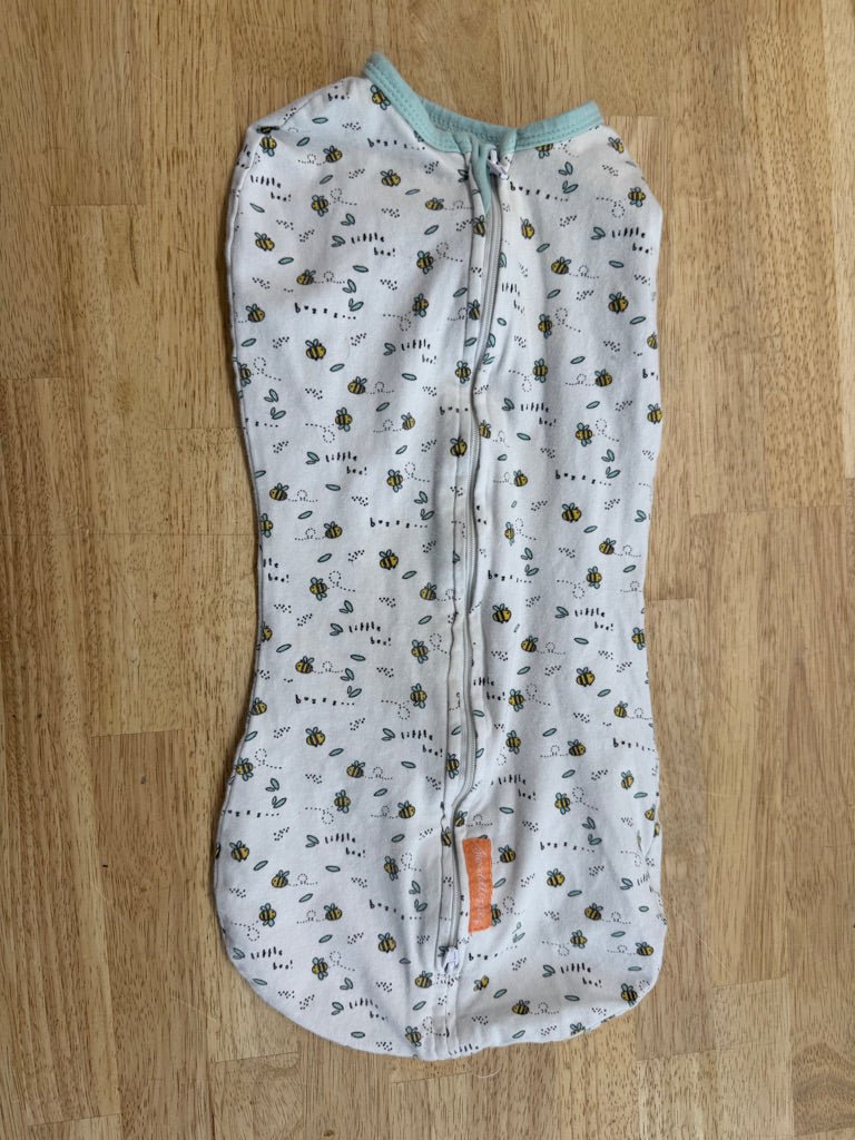 SwaddleMe Swaddle – S/M | White with Blue Bee Print - Nest and Sprout - Consignment