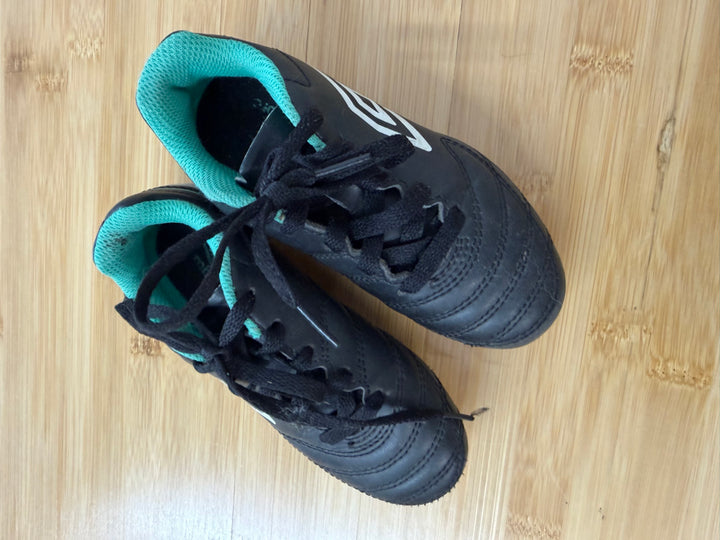Umbro Black Lace-Up Cleats – 11