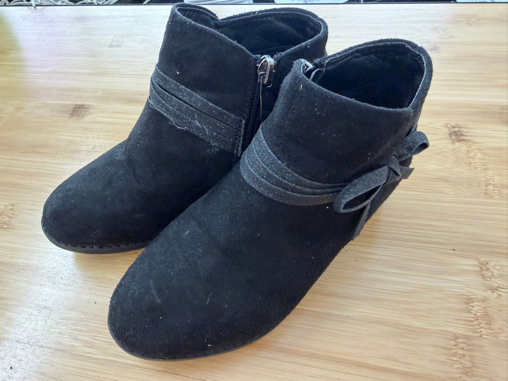 Kelly & Katie Low Heel Ankle Boots – 13 | Suede Silver Sparkle Bow Side Zipper