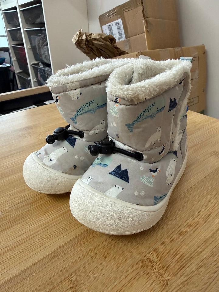 Jan and Jul Polar Bear Booties – 7s | Stay-Put Style