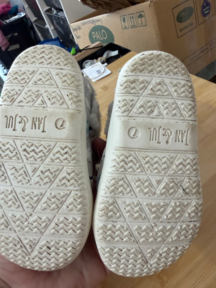 Jan and Jul Polar Bear Booties – 7s | Stay-Put Style