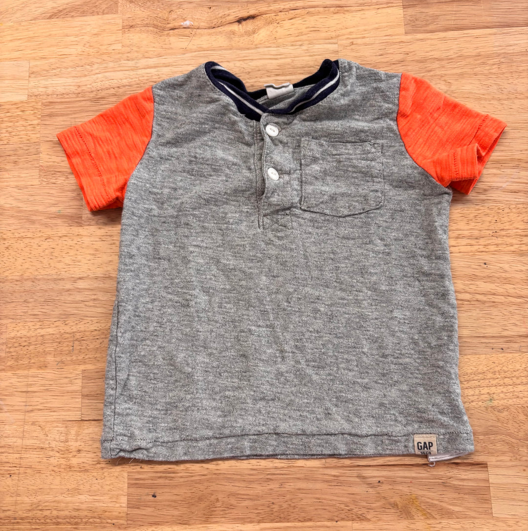 GAP 18–24M T-Shirt – Grey/Orange Sleeves