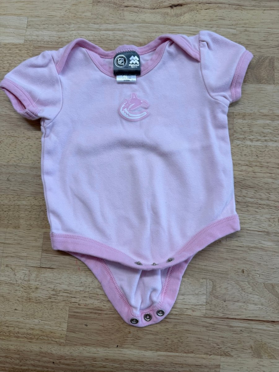 NHL Bodysuit – 12M | Light Pink with Canucks Logo - Nest and Sprout - Consignment