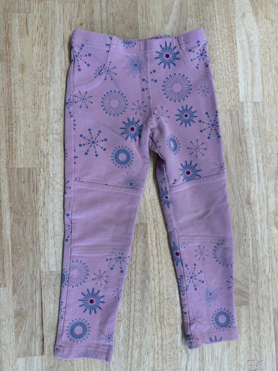 Peekaboo Beans Beans Leggings – Size 4 | pink snowflake Print - Nest and Sprout - Consignment