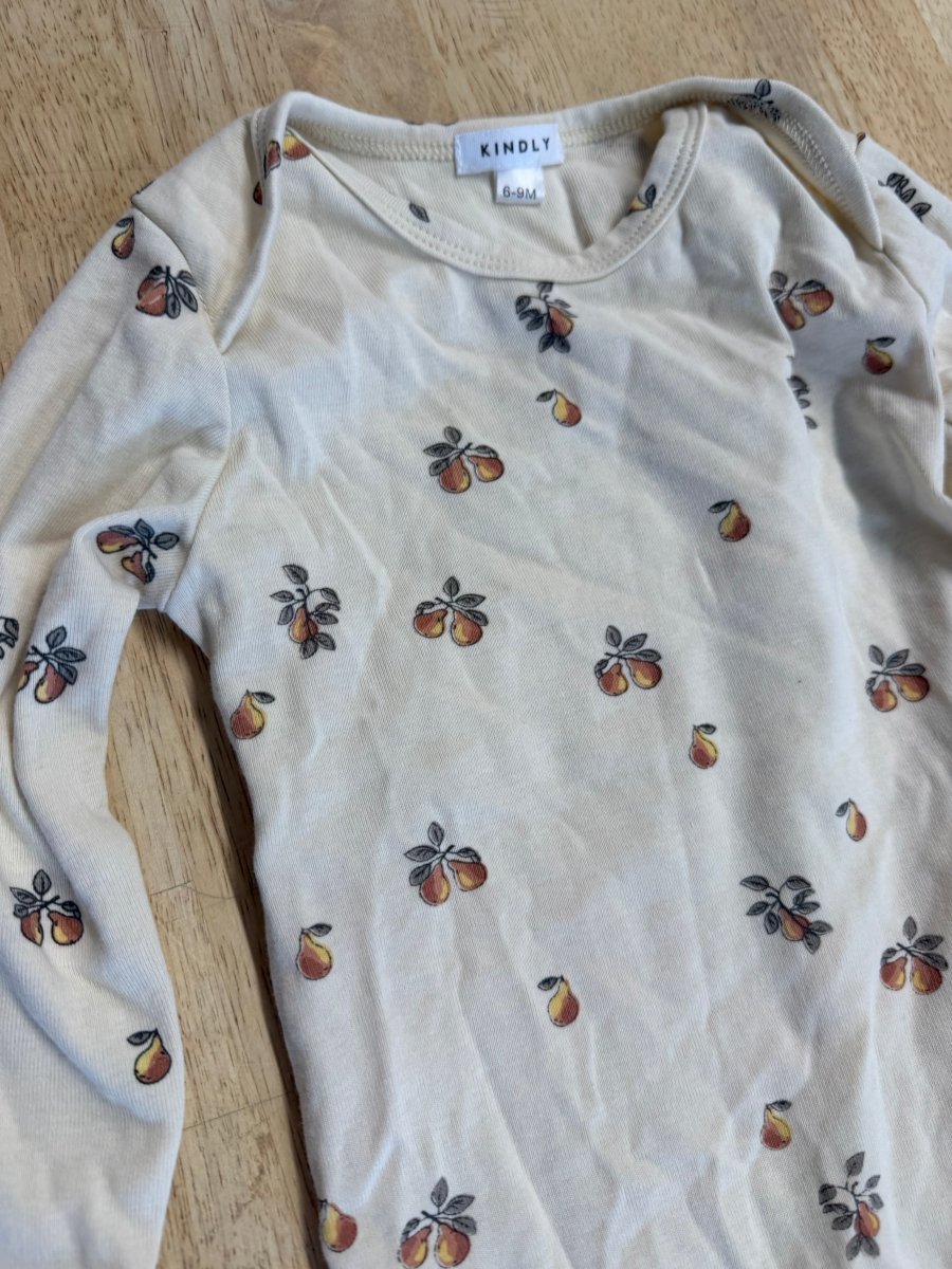 Kindly Romper – 6–9M | Pear Print Light Beige Snap Crotch - Nest and Sprout - Consignment