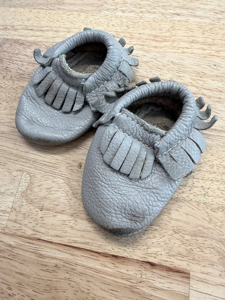 Minimoc Fringe Moccasins – Size 3 | Grey - Nest and Sprout - Consignment