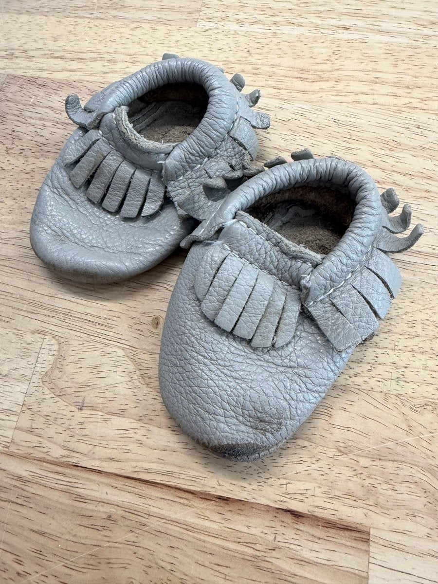 Minimoc Fringe Moccasins – Size 3 | Grey - Nest and Sprout - Consignment